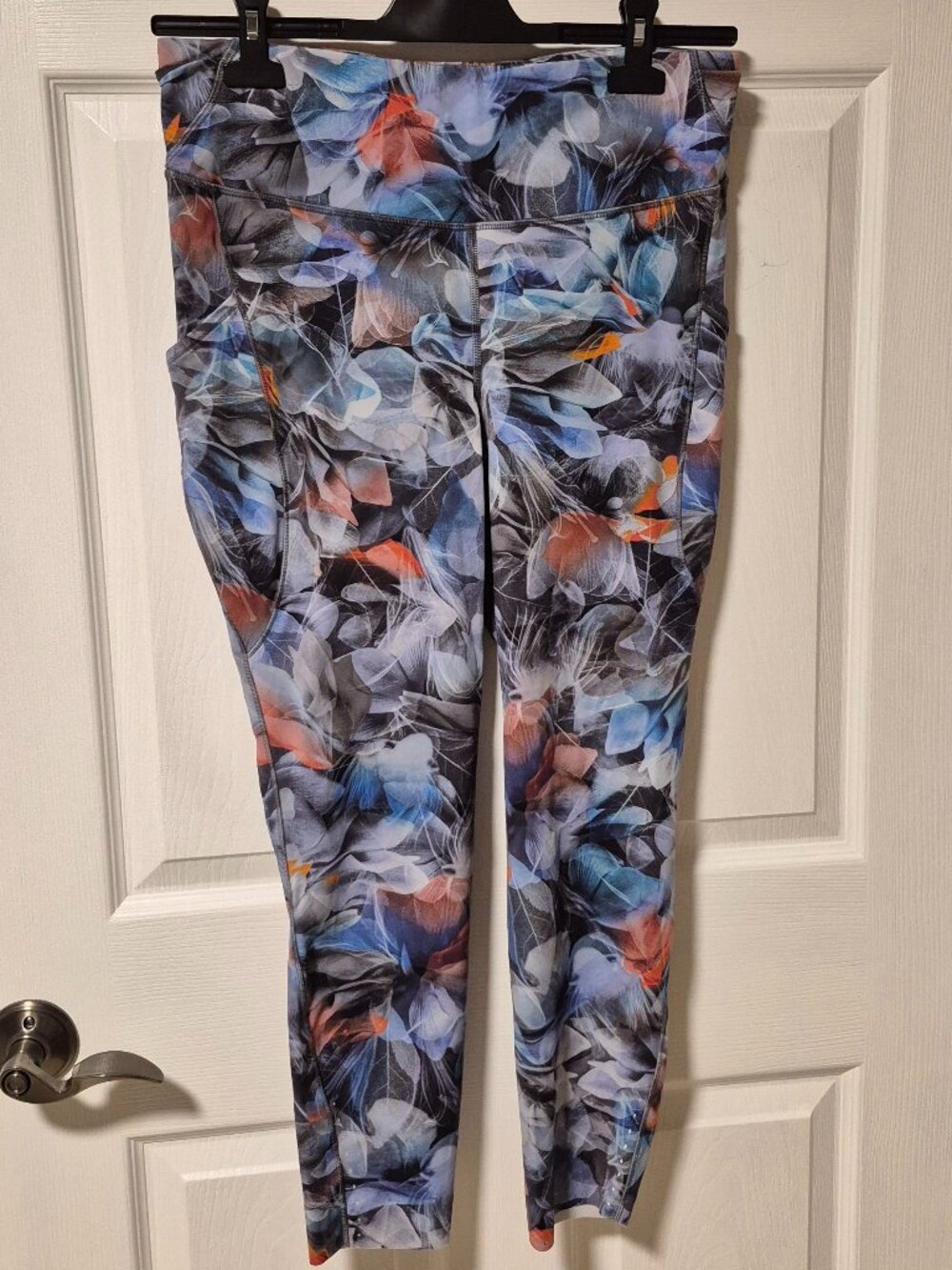 LULULEMON Leggings - Vibrant print.  Size 12.